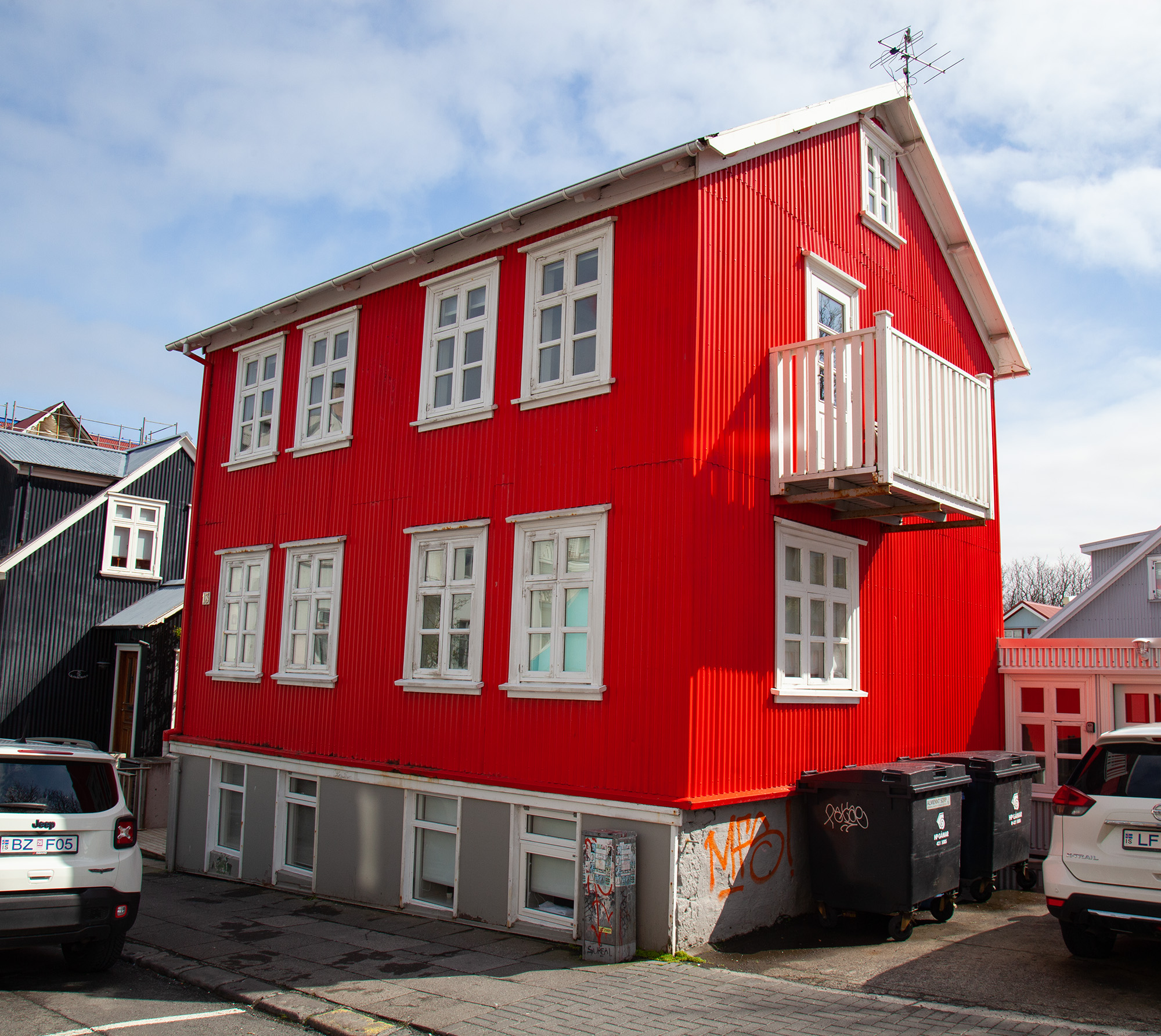 051523 Reyk big red house